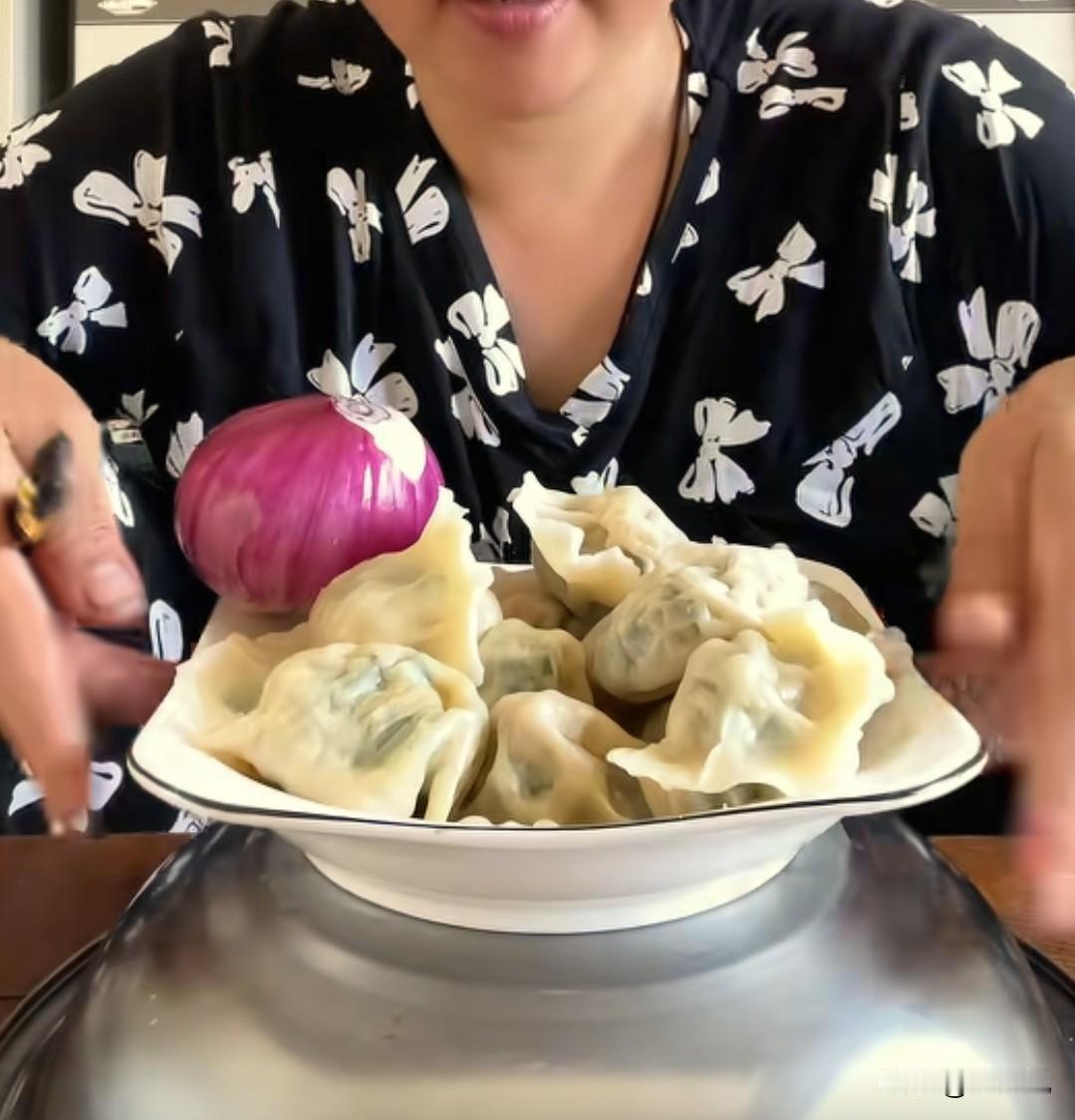 天，厉害了！这几天老是刷到北方人吃葱的视频，不是小葱就是大葱，地里干活累了，就地