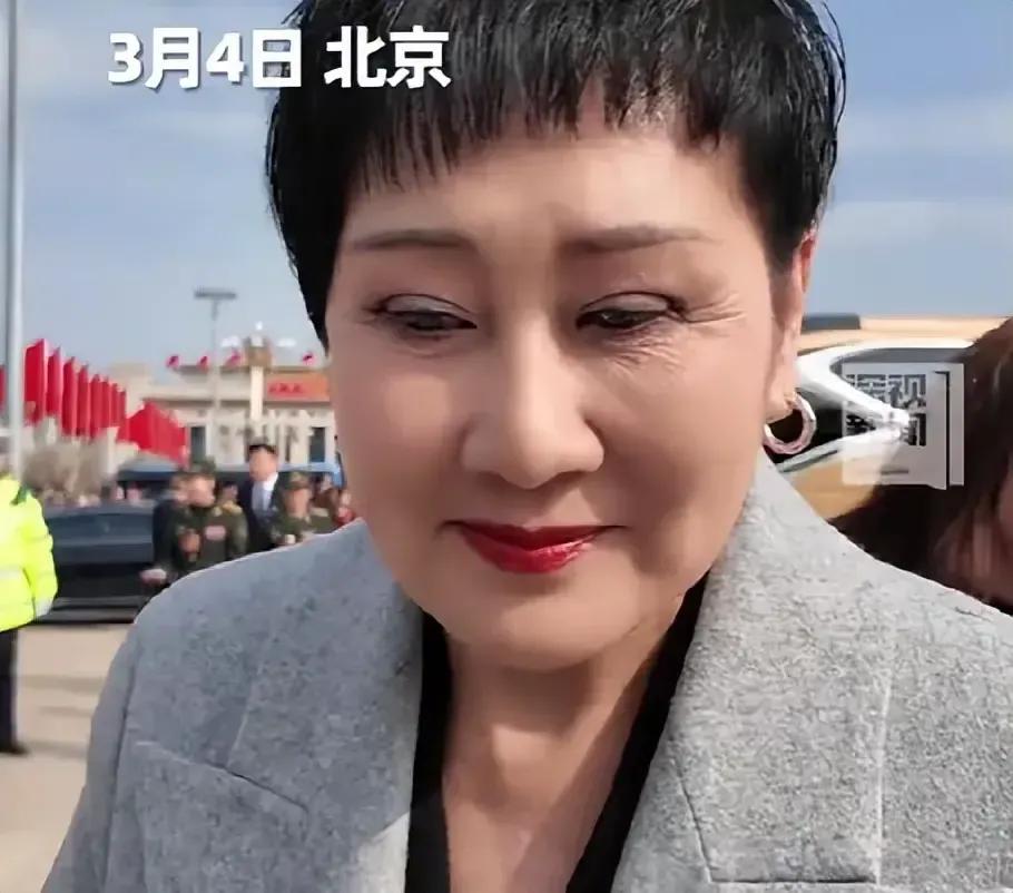 见光死！脱离了滤镜，与会的大姐大，大哥大，长相不过都是些普男普女。围追堵截，长