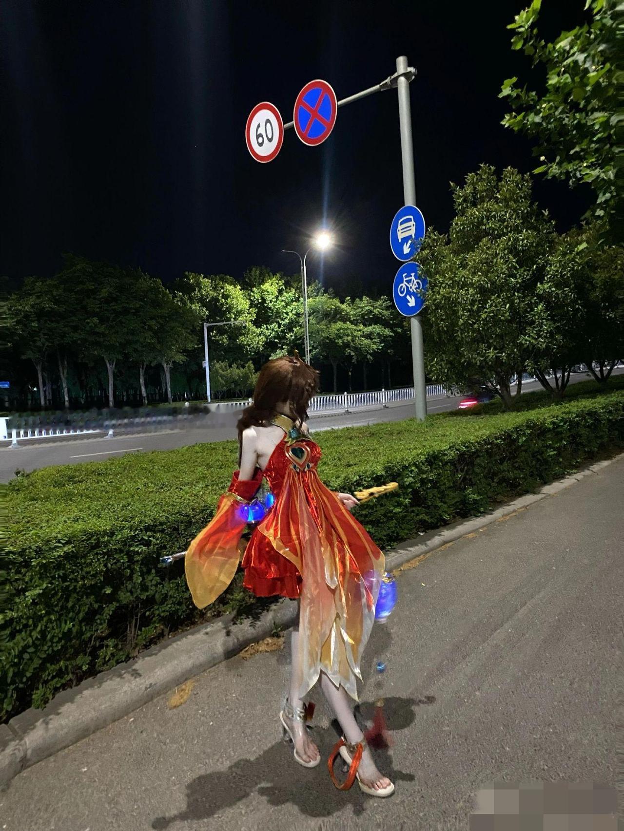 夜晚底层coser的日记我逐渐接受无人问津的事实。