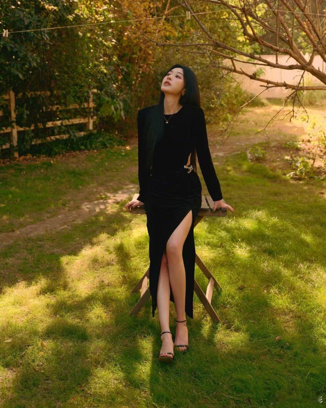 张俪森林里的黑天鹅张俪的黑裙造型简直绝了，不仅完美展现了她的身材曲线，还透着