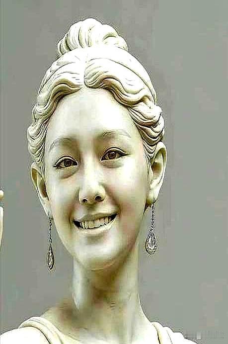 具俊晔为大S打造的雕像，因被指太丑、不像大家熟悉的大S，只像个闭眼微笑的少女，在