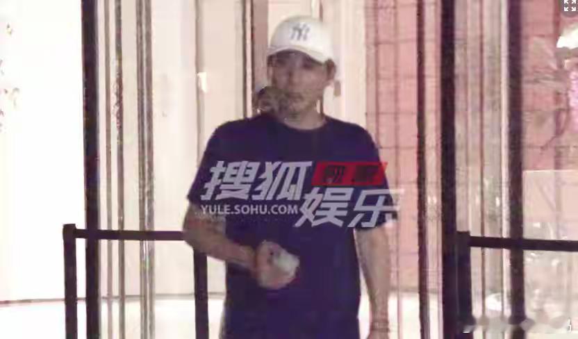 李乃文携老婆牵手现身，老婆打扮简单大气，长相气质好像朱媛媛！！！​​​