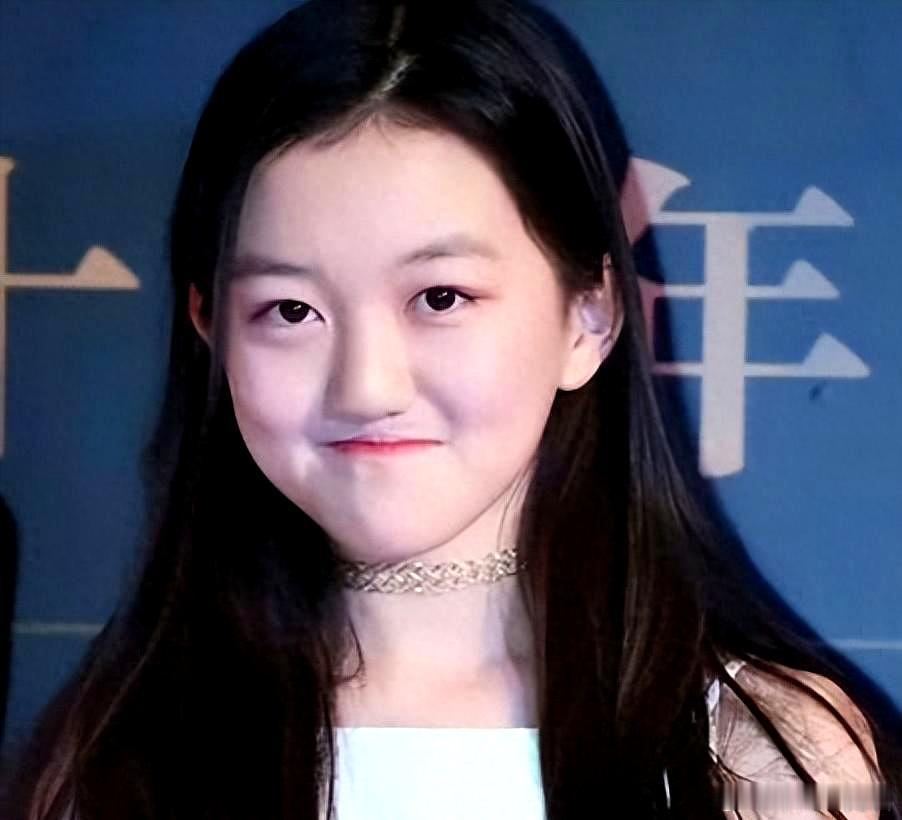 李嫣亮相公益活动，20岁的她唇形端庄无自卑，气质冷艳酷似母亲王菲