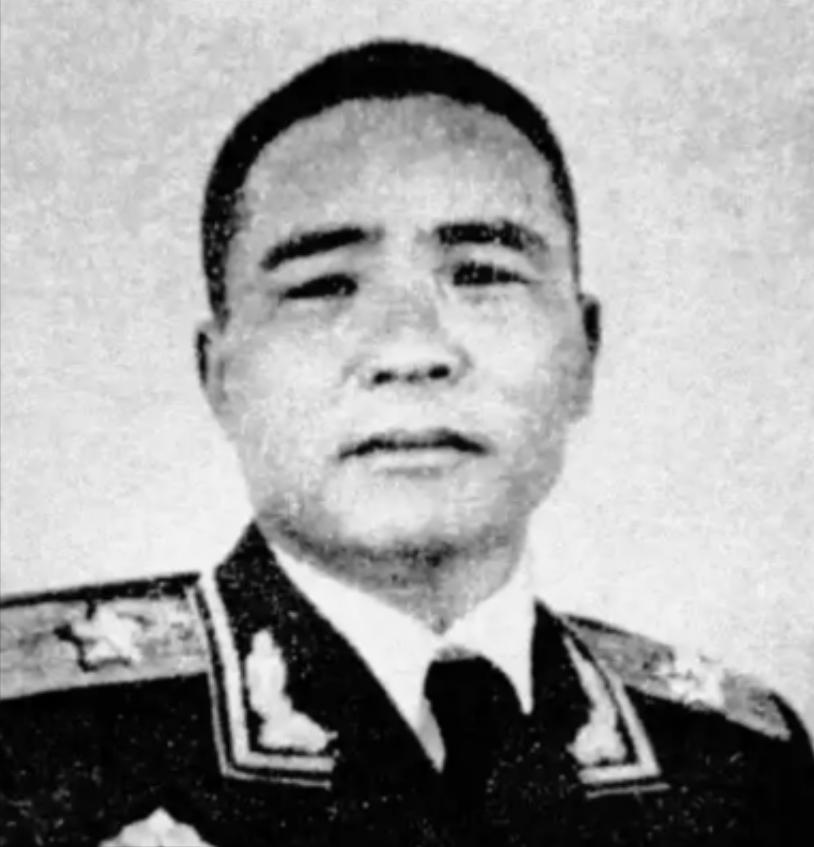 1950年，恩施军分区司令员王定烈乘车去剿匪，途中得知参谋在出发前打了电话，感觉