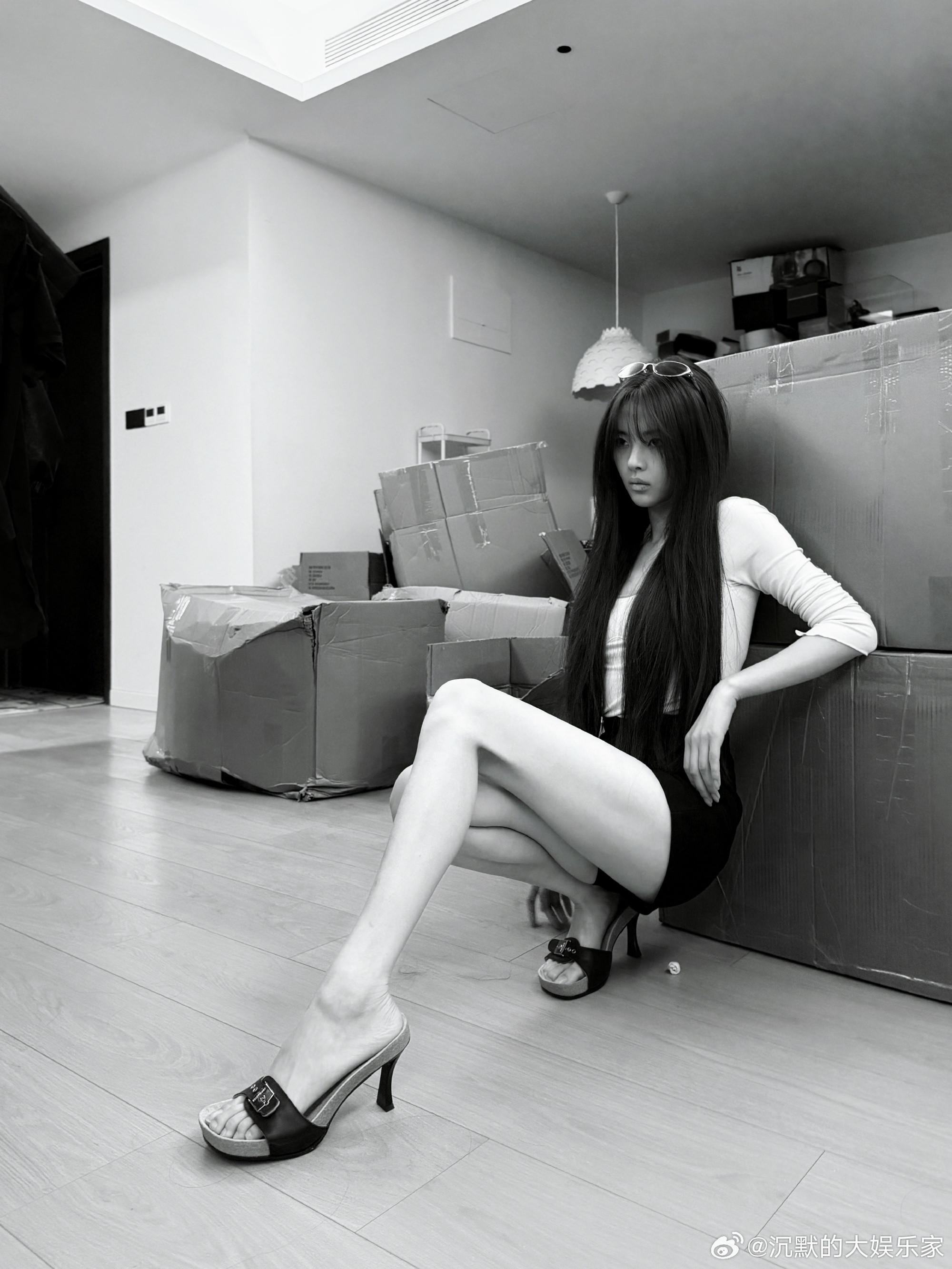 环境看起来乱七八糟的但是无人注意到，只看到了她美的要鼠关键这还是素.颜，你们懂吗