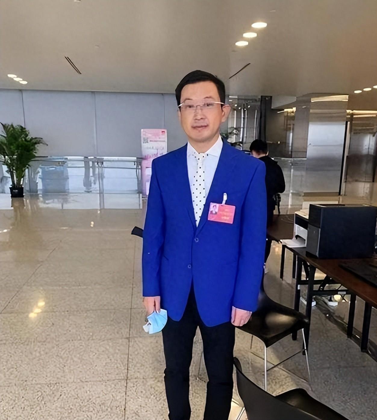 曾是上海知名主持人，辞职下海成百亿富豪，妻子还是大家熟悉的她     