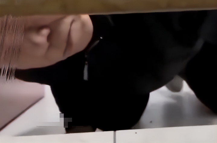 “想想都吓人！”福建35岁男子晚上遛弯时，见一名穿裙子的年轻女子进了厕所，就起了