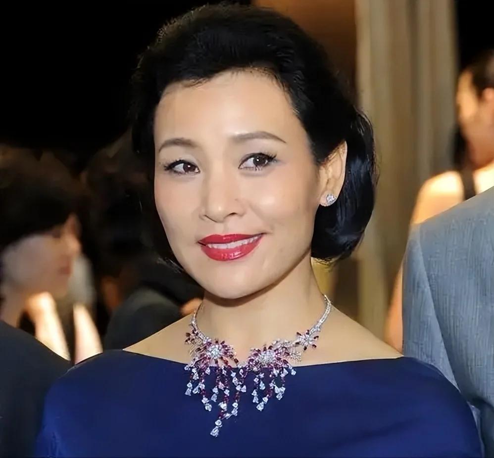 陈冲加入美国国籍晚年却回国养老，如今她证明了刘晓庆说的没错！65岁陈冲选择回上海