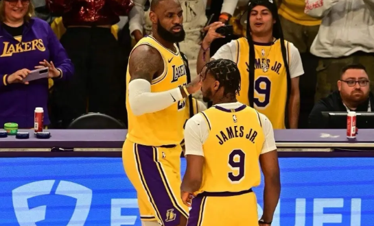 近日，布朗尼接受美媒采访谈到了自己NBA生涯首秀。布朗尼：“太疯狂了，我差点疯