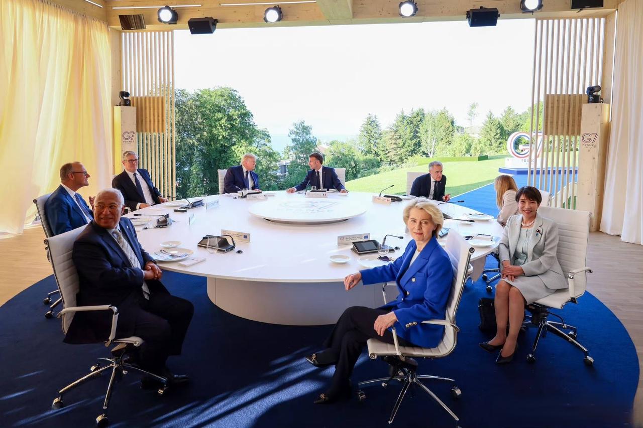 G7峰会现场大型社死！特朗普自居“群主老大”，其余六国集体不给面子G7圆桌