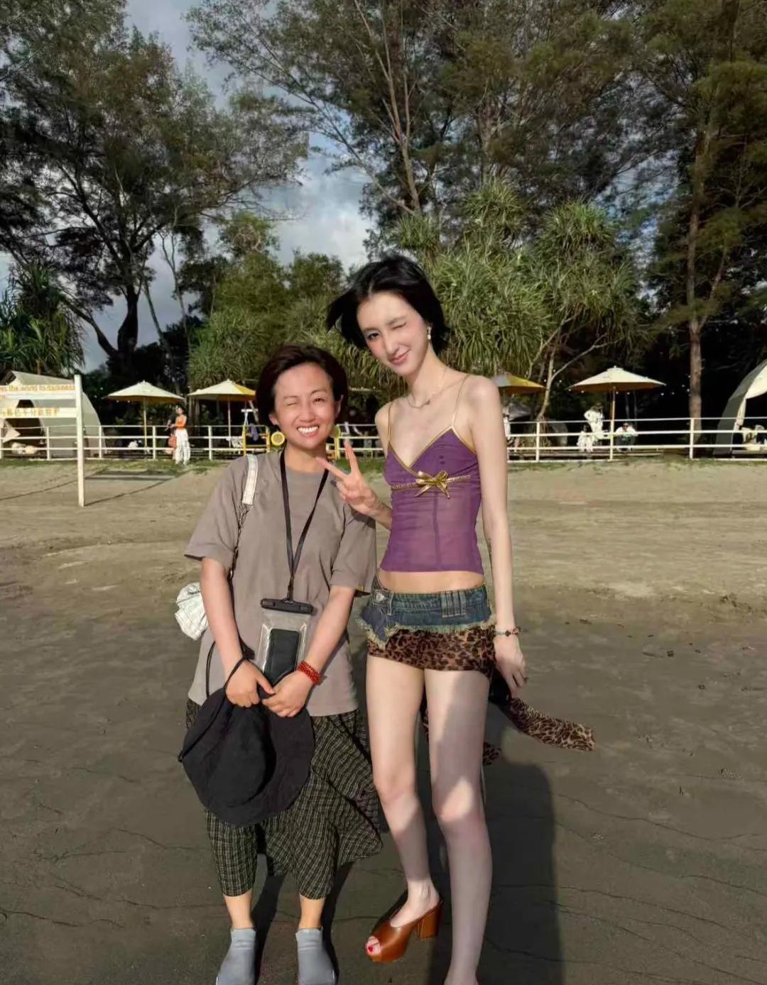 炎炎夏日，非常适合在海边玩水。最近在国外旅游，在海边遇到一位小姐姐，她也是来旅