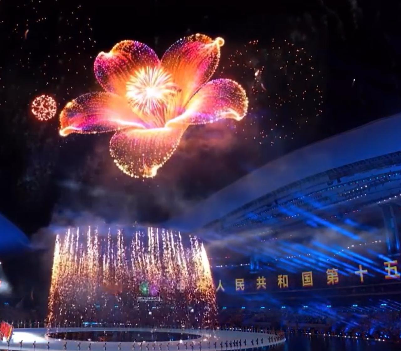 首先，这个花是什么花？答案是木棉花，也是广东的省花。其次，这个烟花，到底