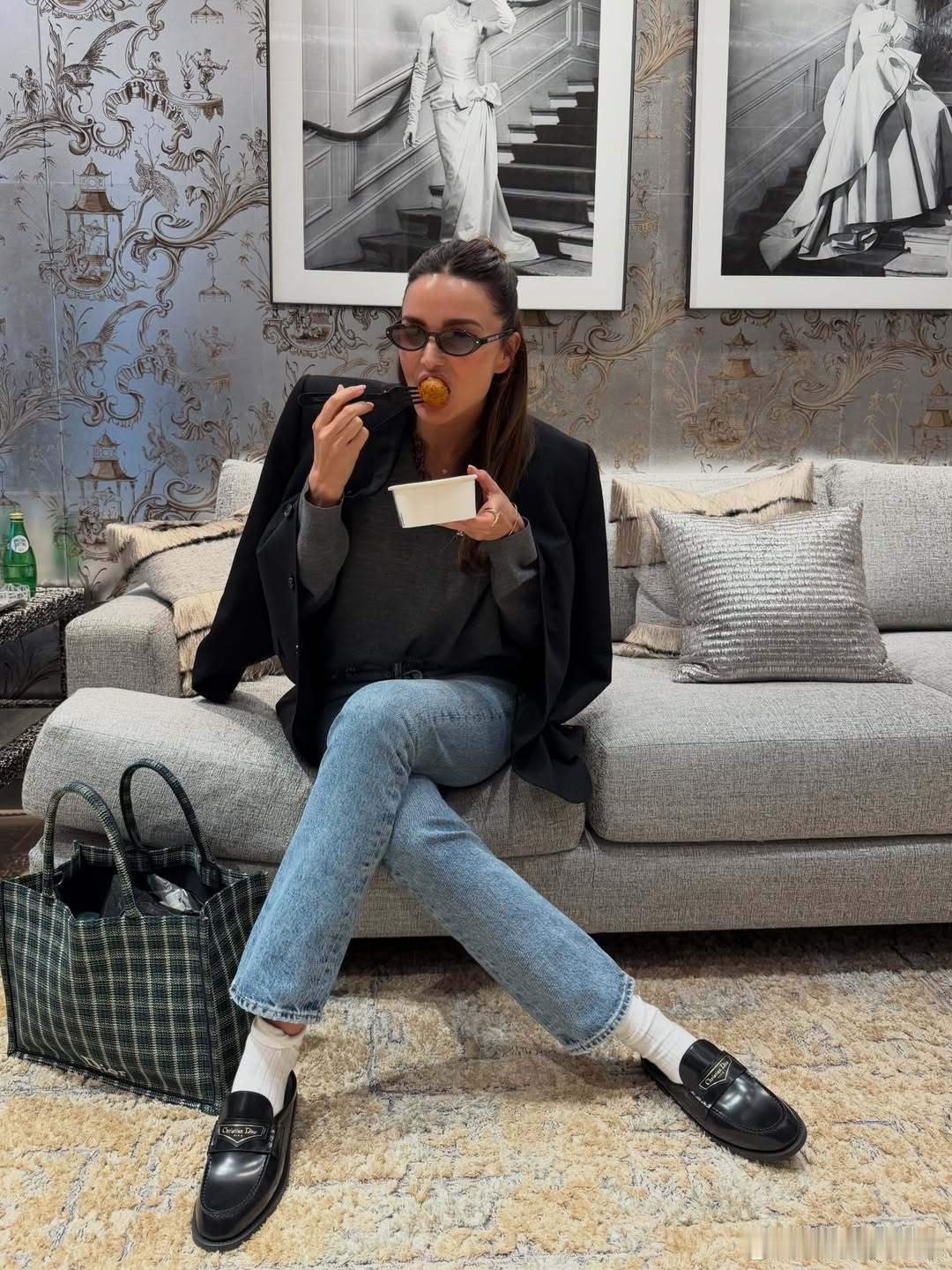 MirandaKerr米兰达可儿晒做皮肤管理的私照，为出席明天的MetGal
