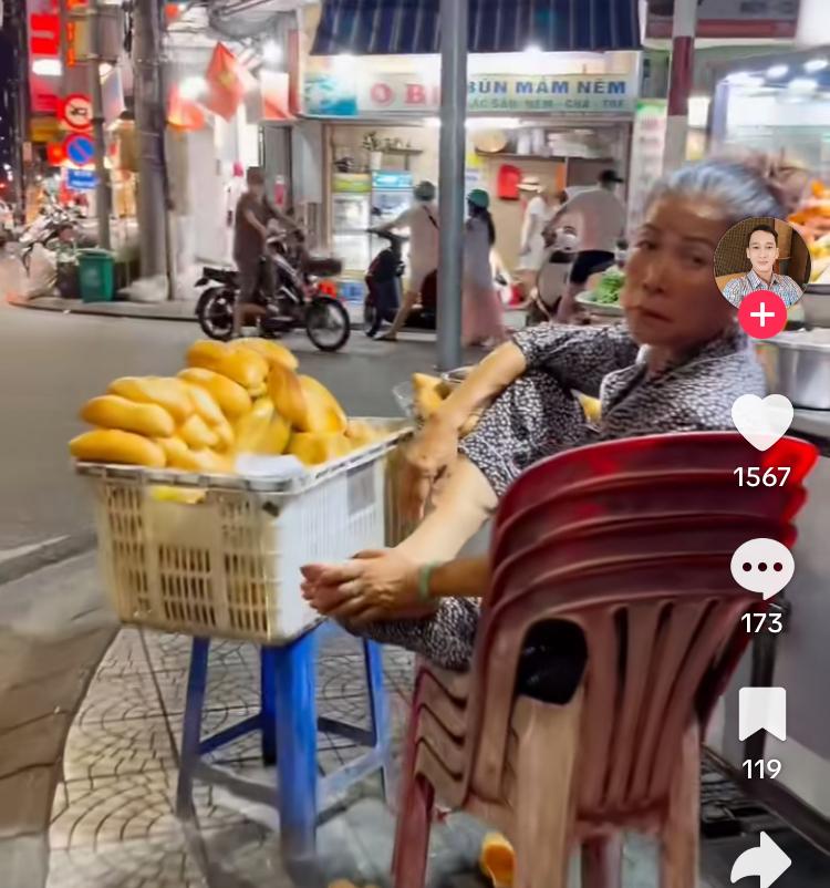 越南路边摊老奶奶，手摸完脚底后，直接拿面包制作，哪怕看到有人拍摄，她依然觉得没有