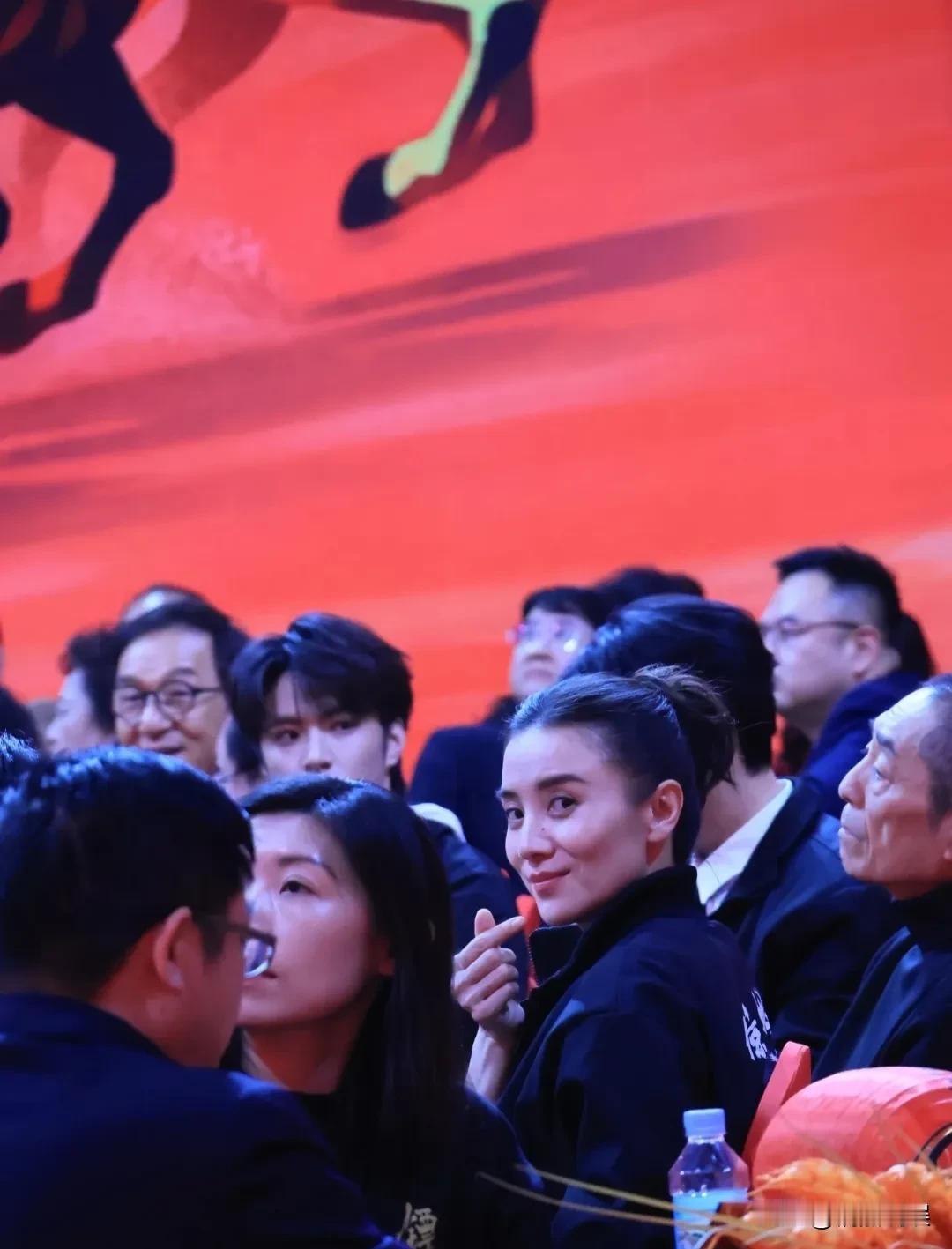 宋佳的美是真的神奇，绝对的骨相大美人！说她五官精致美丽动人吧，好像又不是，但是