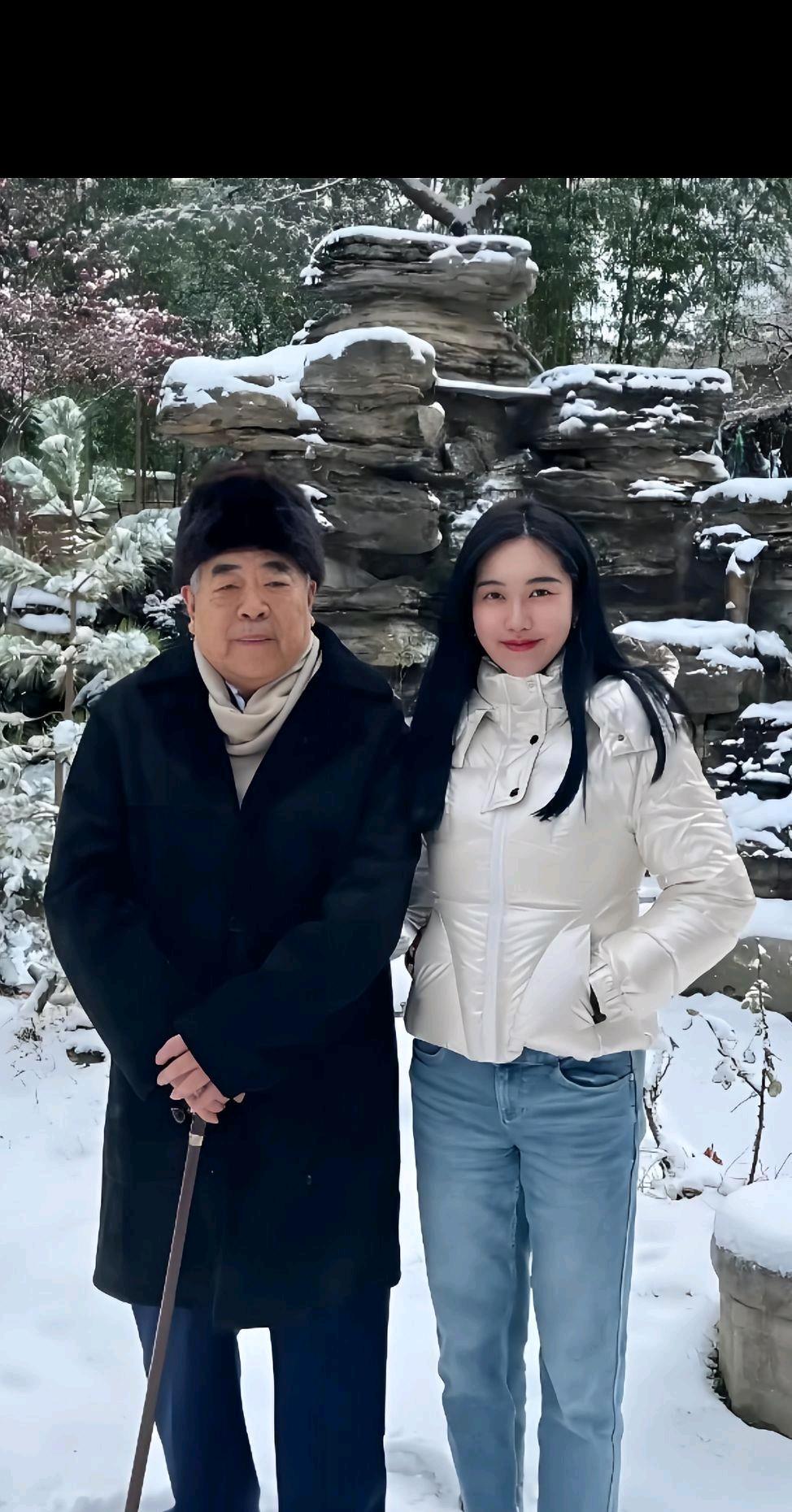 很多人还在笑话范曾被带了绿帽，和小娇妻的孩子不是他的种。有些人看着网上的热闹