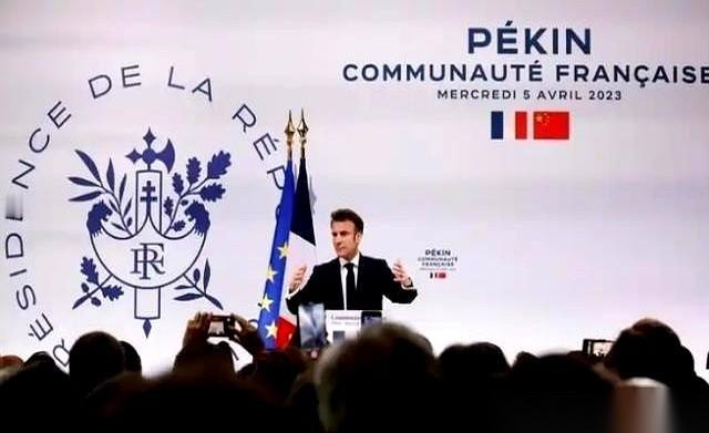 都以为老马（马克龙）是来看熊猫的？别傻了。他是来抢座位的。生怕来晚了，连站票都