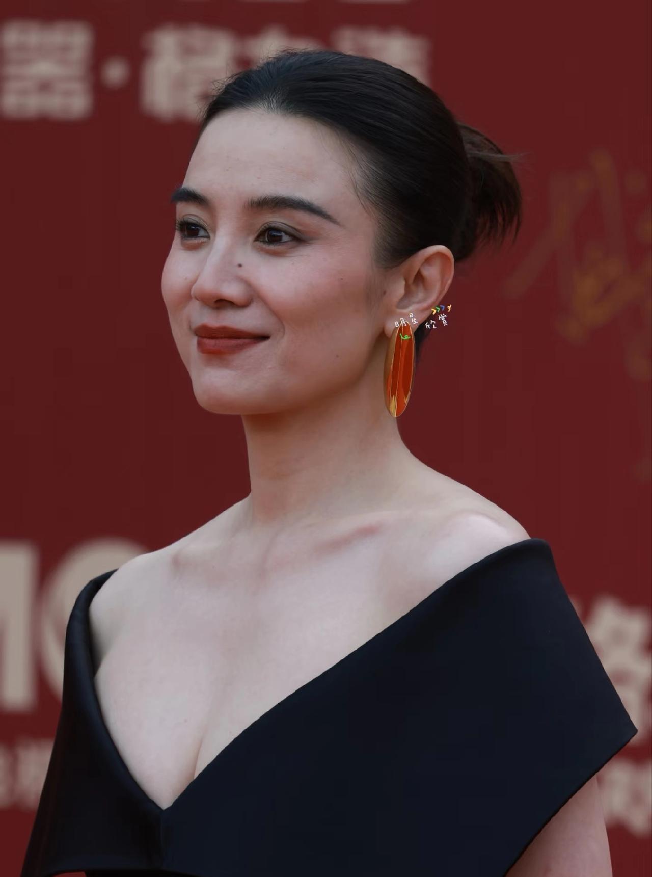 宋佳电视剧盛典红毯生图，妈咪绝美。宋佳跟陈好都是很漂亮很有气质的美人，小时候