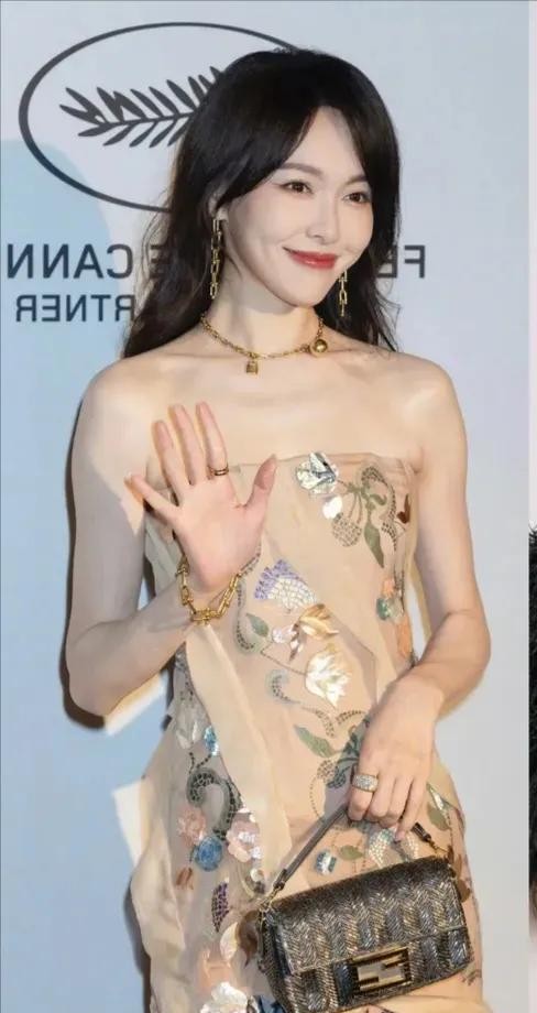 42岁的唐嫣亮相戛纳酒会，外媒镜头下的生图意外曝光。照片里她苹果肌略显僵硬，面庞