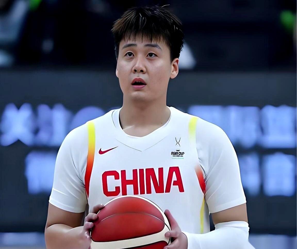 海报上印着他，国际篮联官宣的门面，C位队长。结果大名单一出来，人没了？你说逗