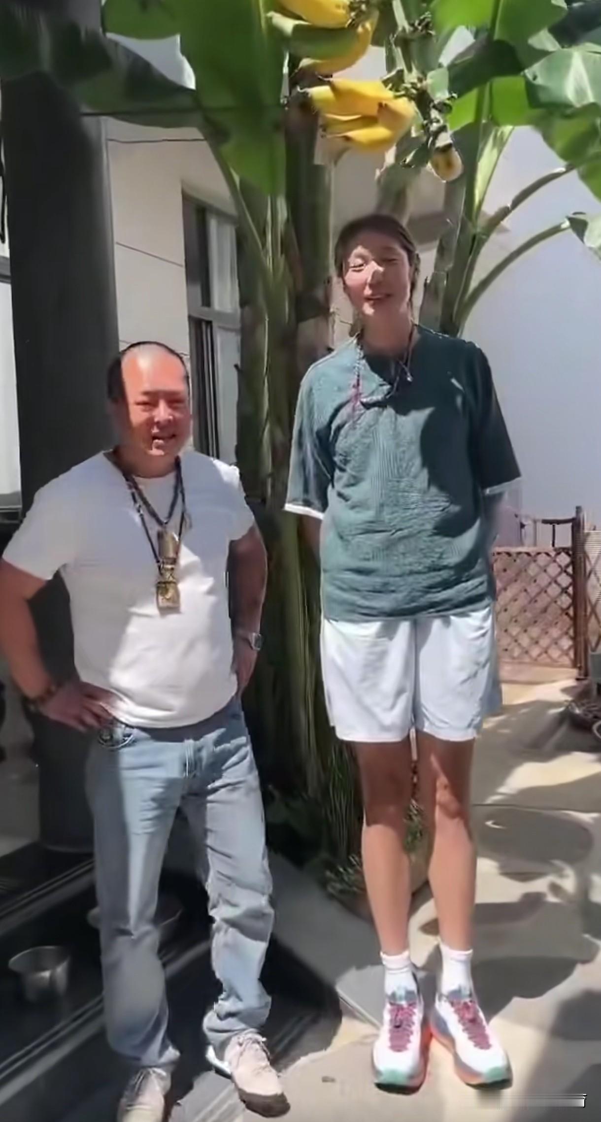 朱婷佩戴单颗精品天珠携手姚迪在云南旅行，看得出来，二人非常甜蜜的享受假期美好时光