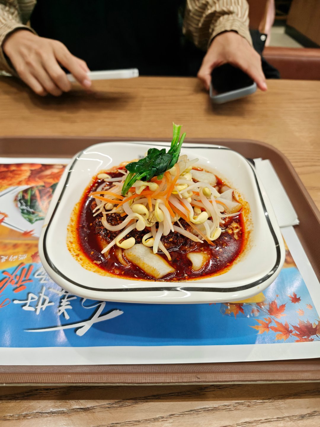 到西安，一定要吃魏家凉皮，很有特色。汉堡性价比超级高​​​