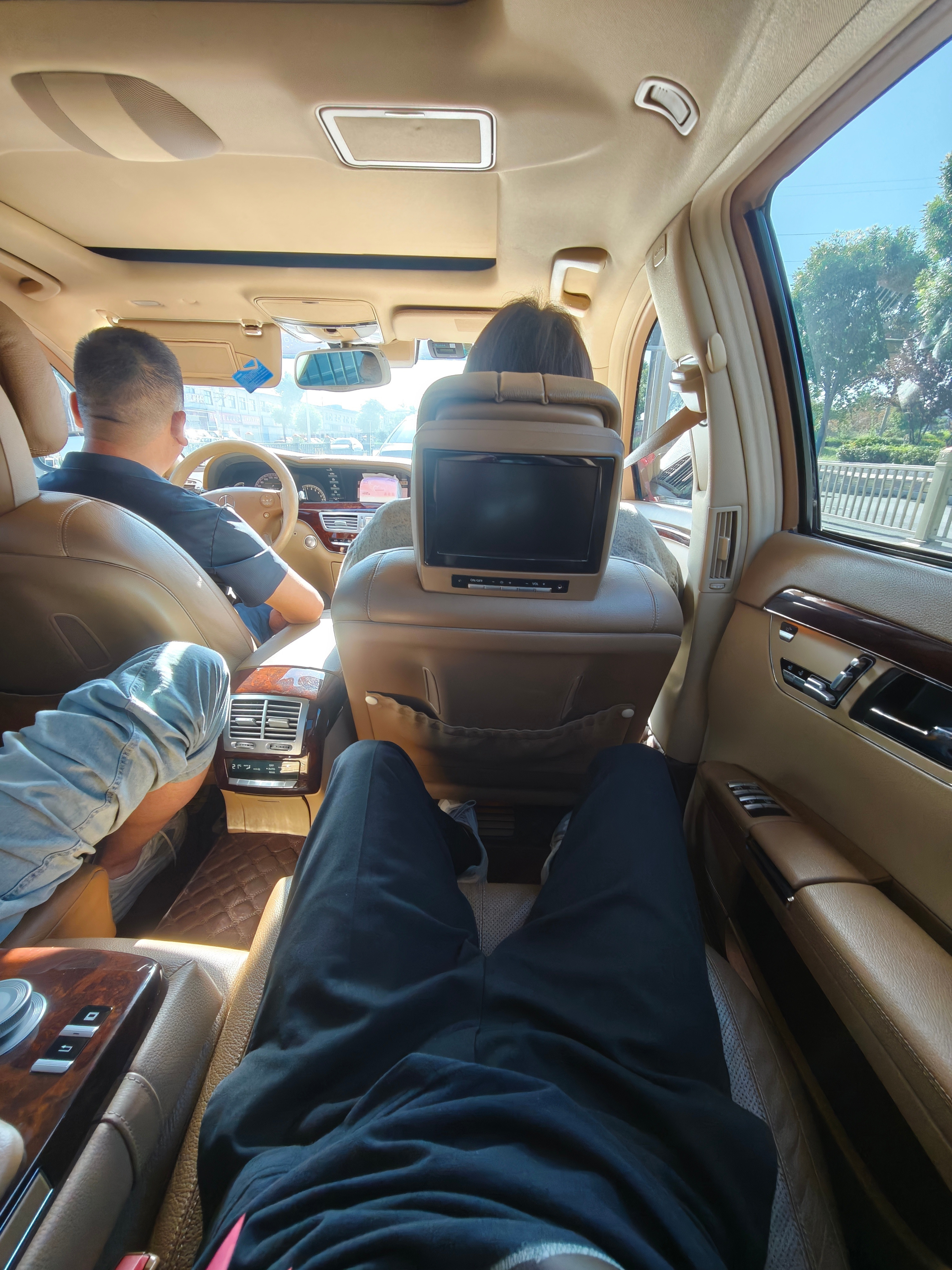 上次坐W221S级，不知道是多少年前了这次坐的还是200万的S500，相当带劲