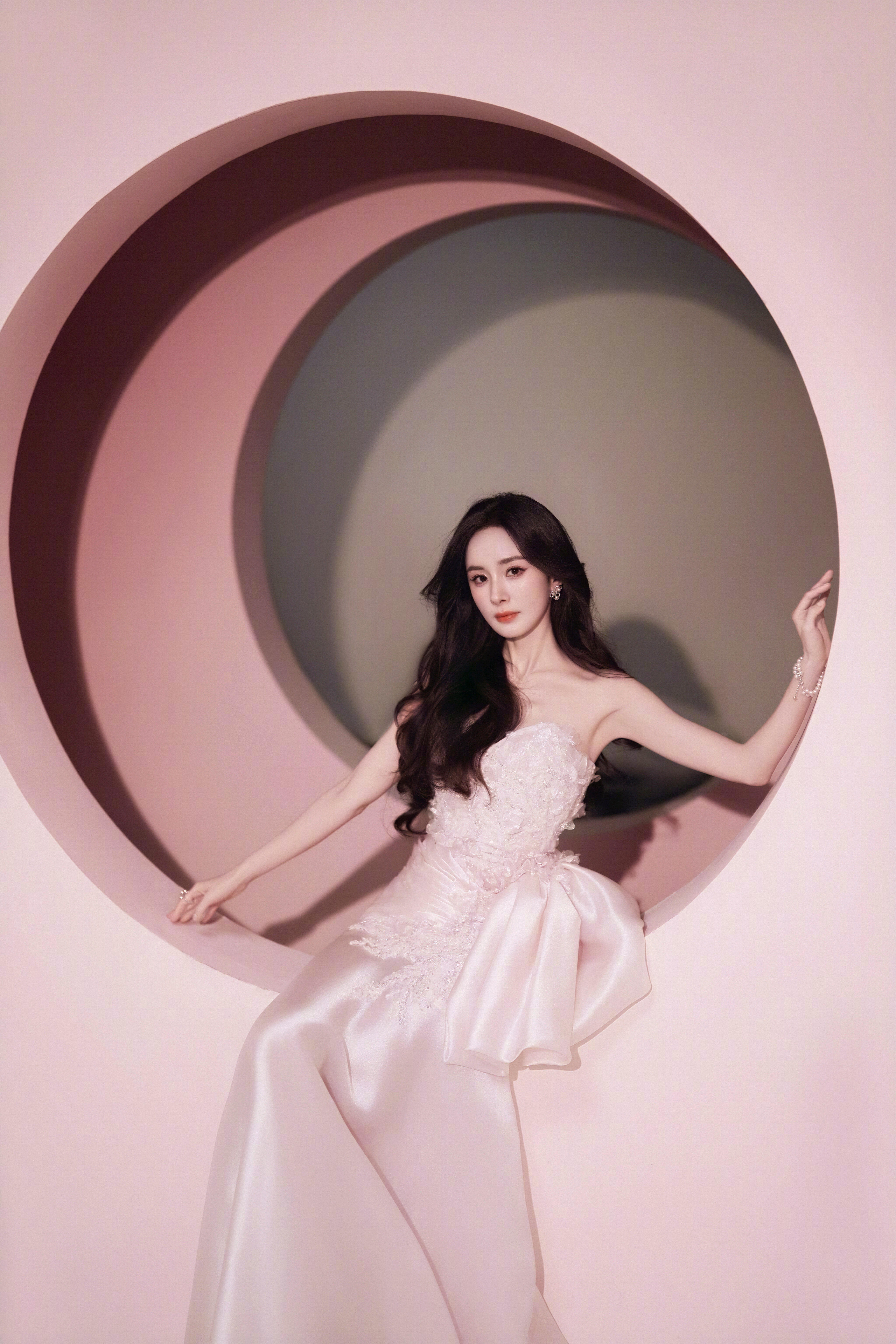 杨幂淡雅粉风格大赏2025年色彩记忆杨幂这次的GABYCHARBACHYCO