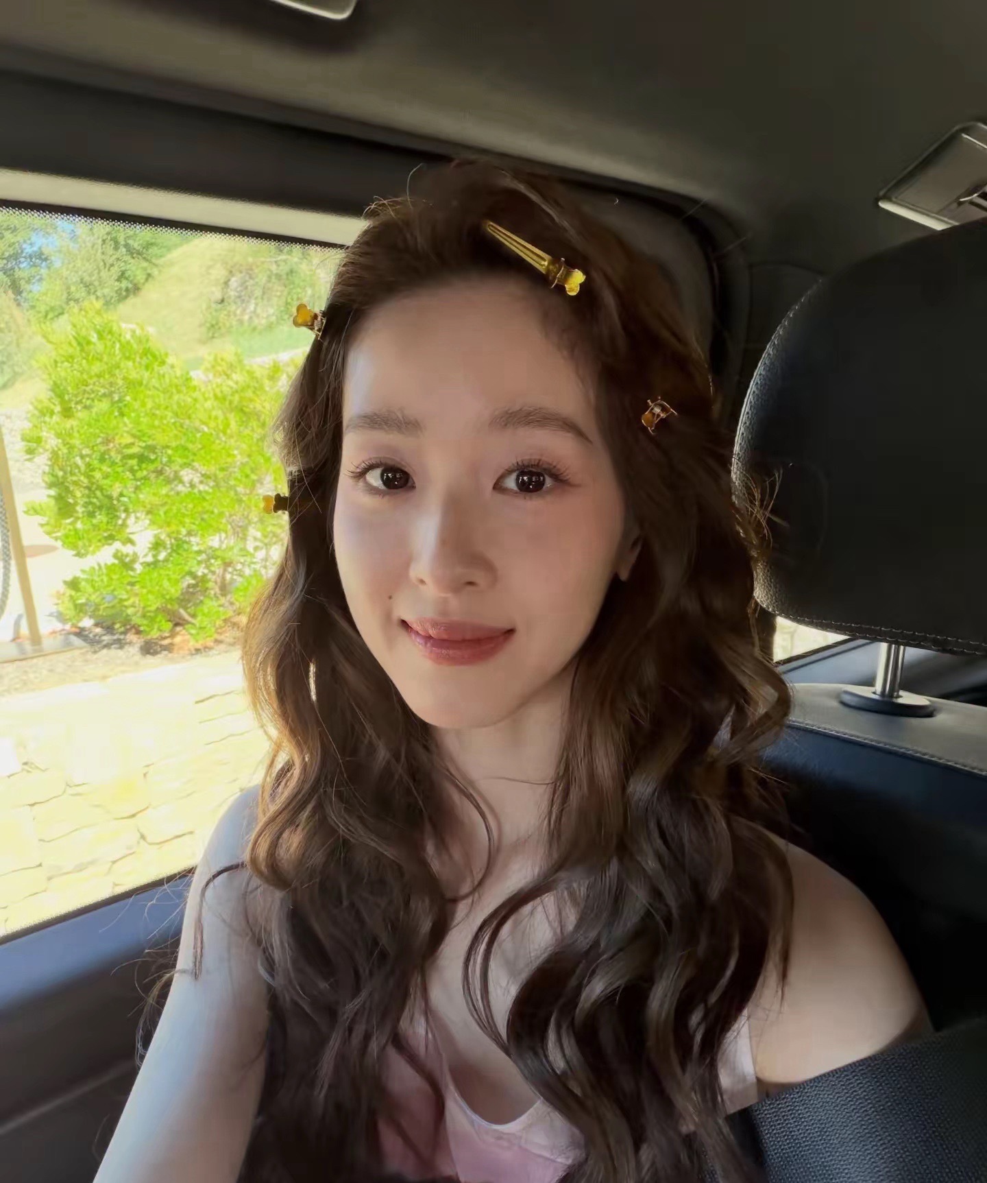 33岁章泽天近照，依旧貌美如花青春靓丽，手持冰淇淋笑容很甜美！