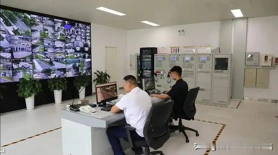 公司消控室少了个人。昨天还在交接班，今天工位就空了。听说是跟主管不对付，吵了