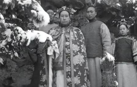 1888年，53岁的慈禧爱A上了20岁的侍卫那尔苏，当晚就临幸了他，哪成想，这个