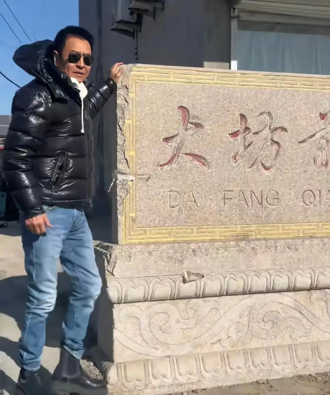 明星过年回家，千万人围观的不是舞台，是89岁母亲攥着儿子手不放的皱纹。郭晓冬腊