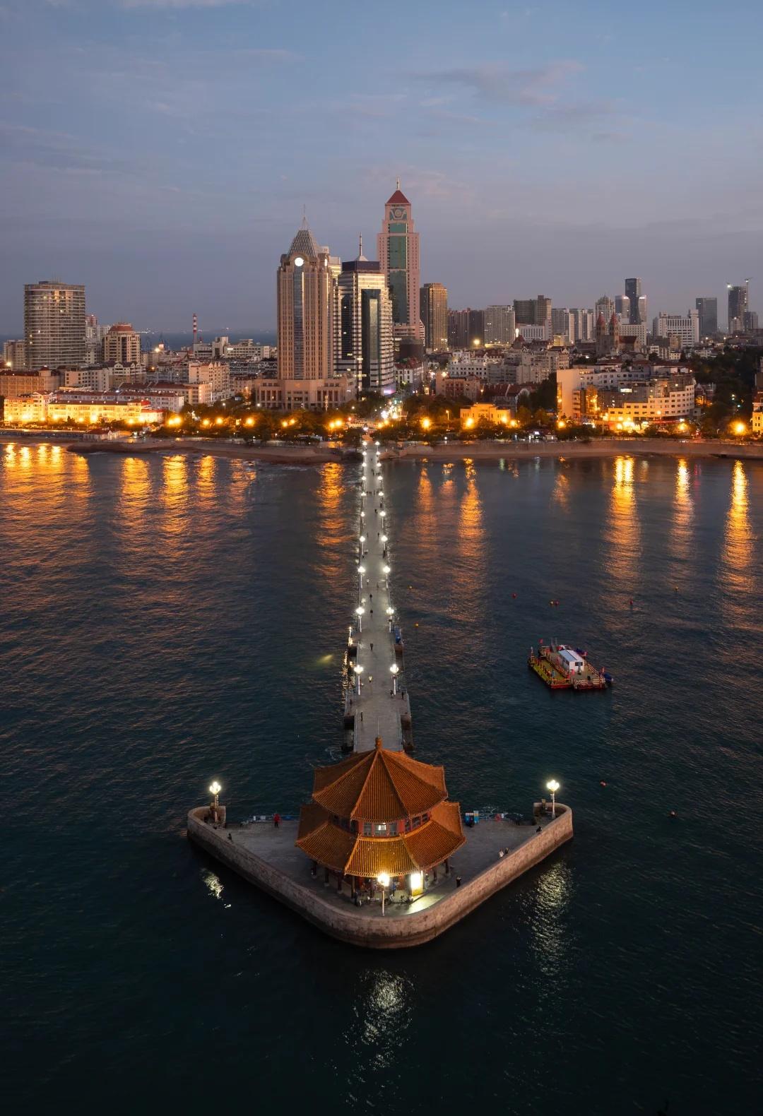 栈桥广场好像伸向大海的锚链青岛栈桥广场回澜阁航拍网上看过很多栈桥的航拍