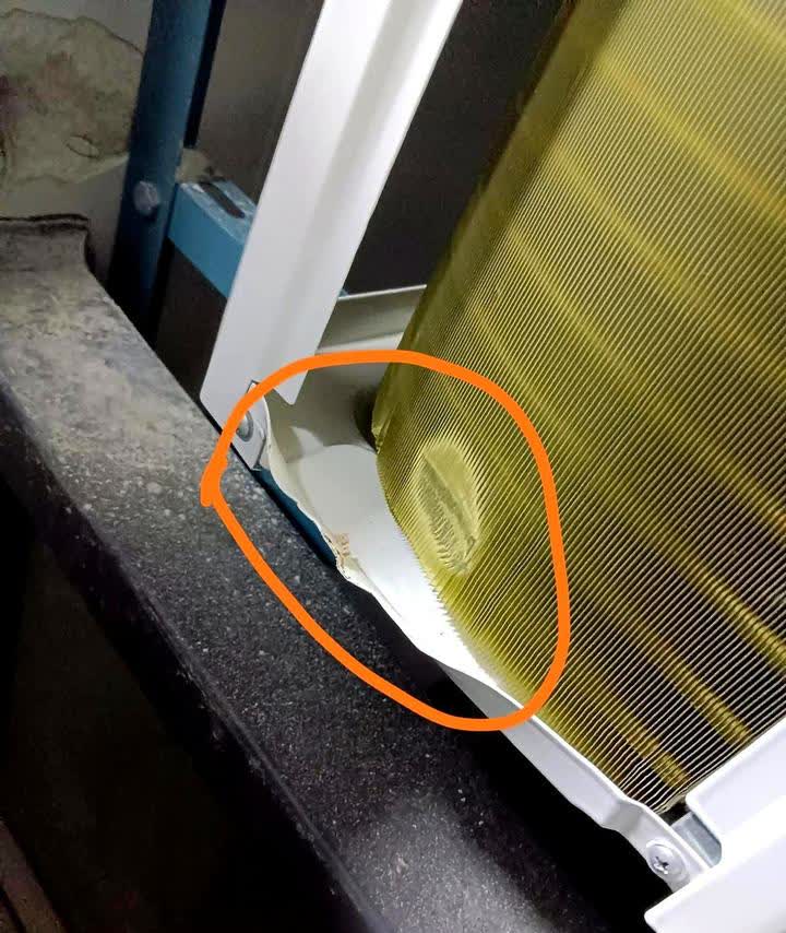 网购了一台挂机空调，说是免费包安装的。到货后店家安排师傅给我安装，安装完