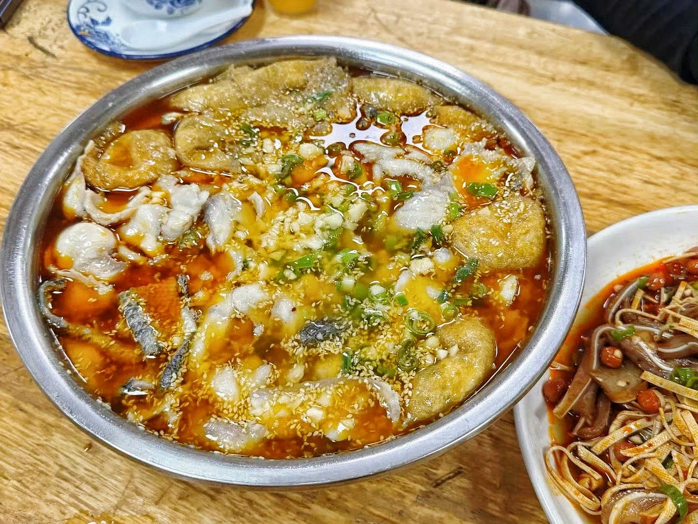 今天中午不知道吃什么好久没有吃酸菜鱼了就来打卡这家冬梅酸菜鱼这家店了开了十几多年