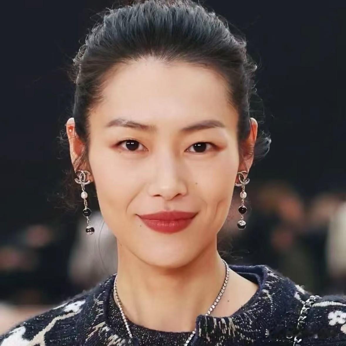 真的去查查刘雯吧，不是因为她有问题，而是因为你查完了就会发现她这个人真