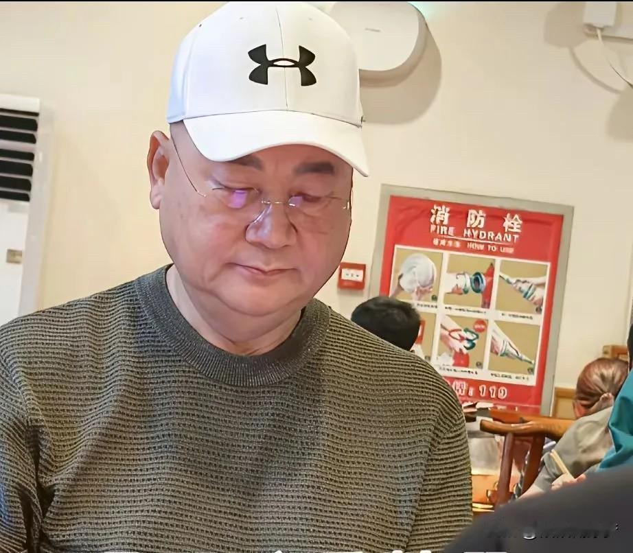 8月5日，迟重瑞与朋友在北京，一家饭店吃饭，被偶遇了，看着他胖了不少，