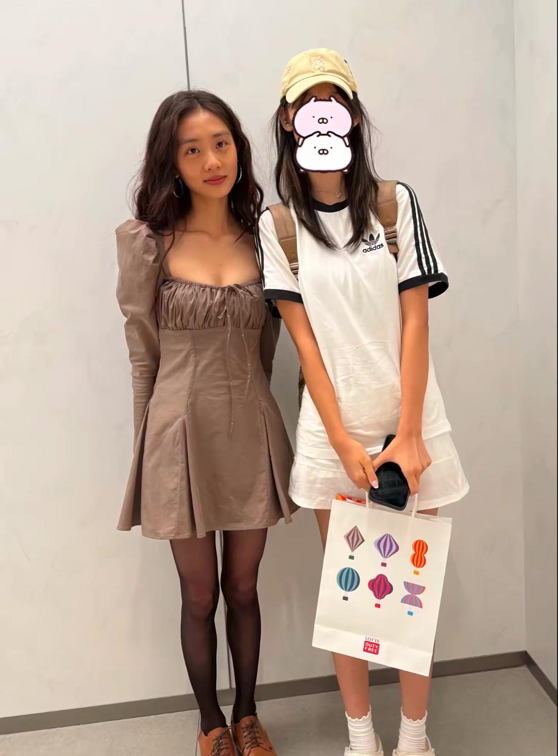 一转眼黄磊的女儿黄多多都19岁了，在韩国免税店偶遇，穿着大方，太漂亮了。在国