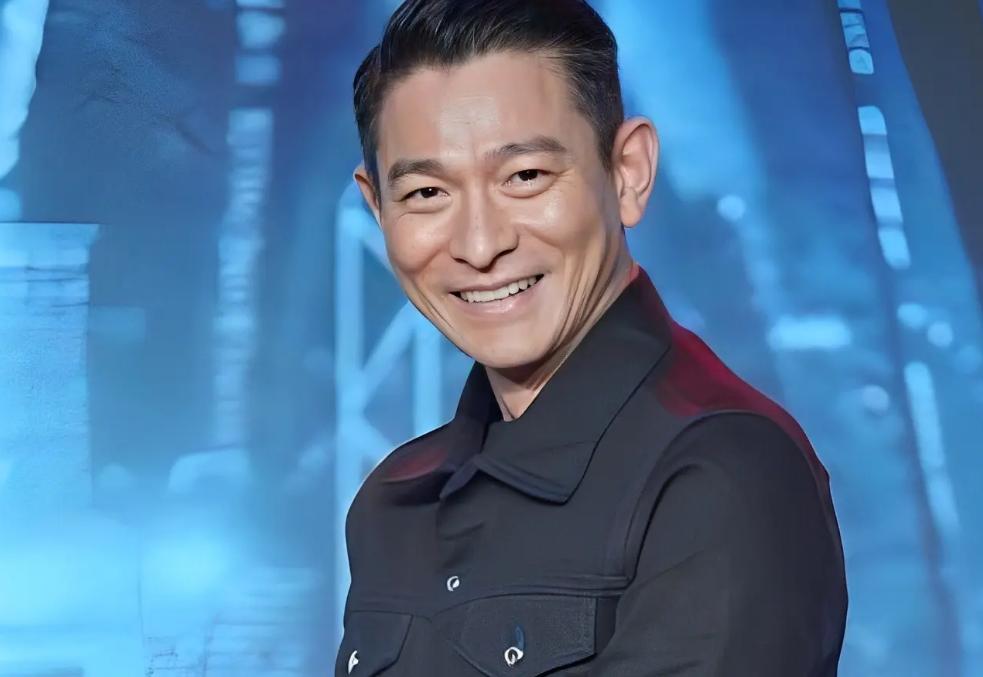 2004年，凭借一首《两只蝴蝶》，庞龙赚了2.4亿，他的心开始有些飘了。有一年在