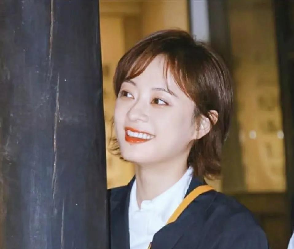 孙俪晒的这张一家四口四肢照，绝了！邓超黑到和妻儿直接断层色差！你瞅这照片，俩