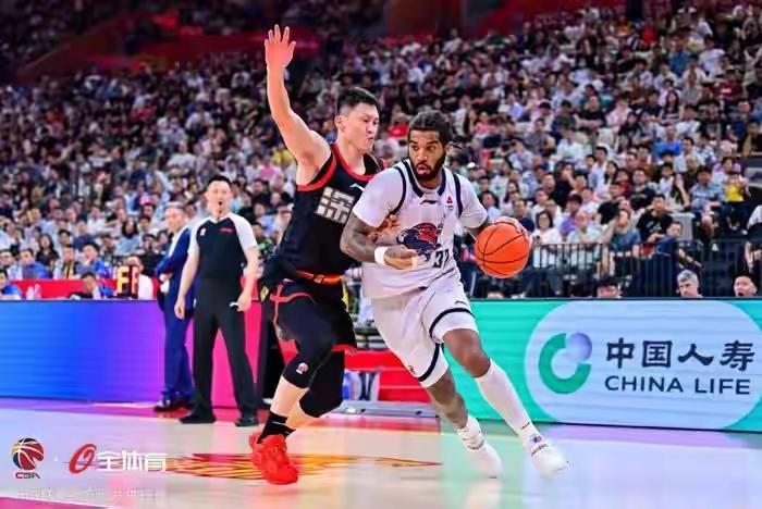 破锣重锤敲，猛药有疗效。山东高速男篮五连败后，下课声一片，不信任感指向邱彪。但在