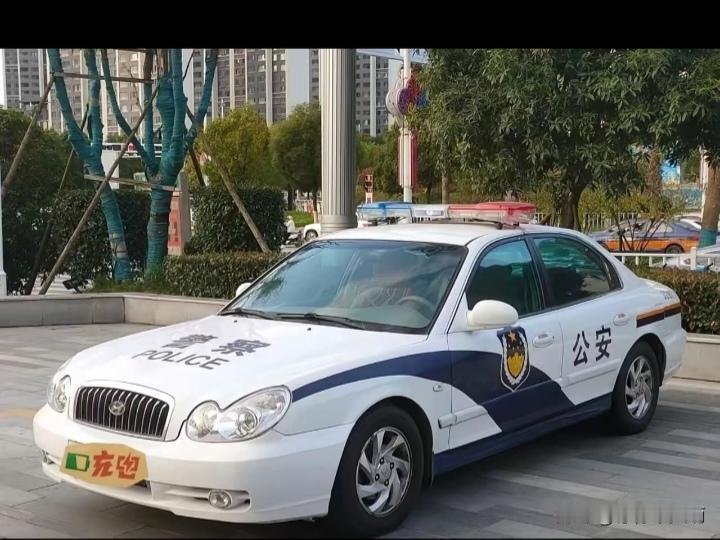 退休老人晨练甩鞭子引发悲剧!一大清早，小区就进来一辆警车。原来是小区里业主打