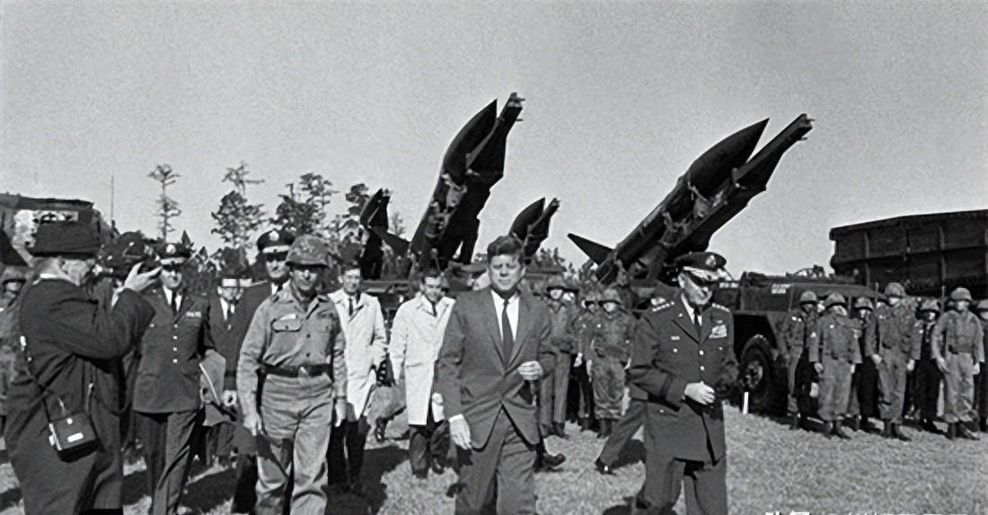 我的答案很简单：历史最毒辣的魅力，全藏在那些反常识的瞬间里。比如1959年1