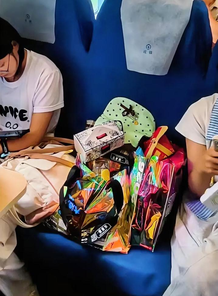 别吵了，火车买票占座放零钱不合规。理由也很合理，空出来那个座位，旅客并没有上车