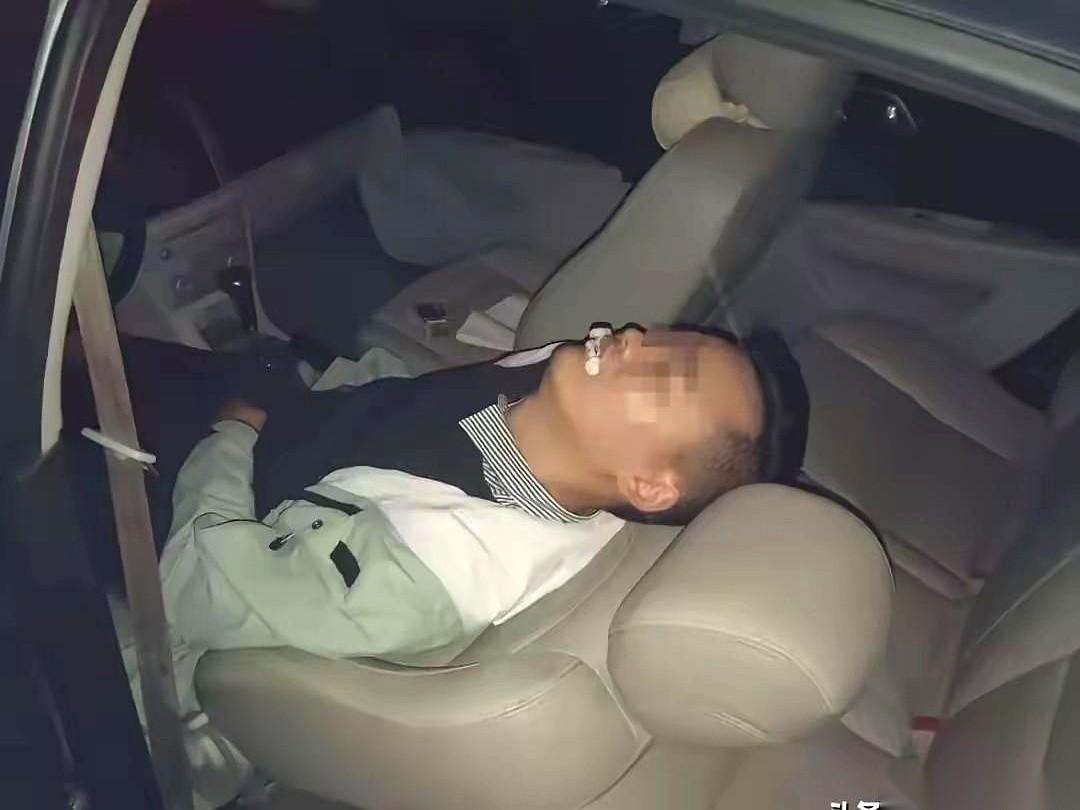 浙江东阳，一个33岁的男人，把车停在了母亲的墓边，没再下来。他走后，家里的电话