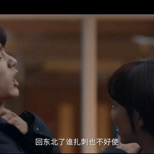 《小城良方》的片场花絮最近流出来一段，看得人笑疼了肚子。镜头里，肖战穿着件羽绒服，底下配条牛仔裤，站