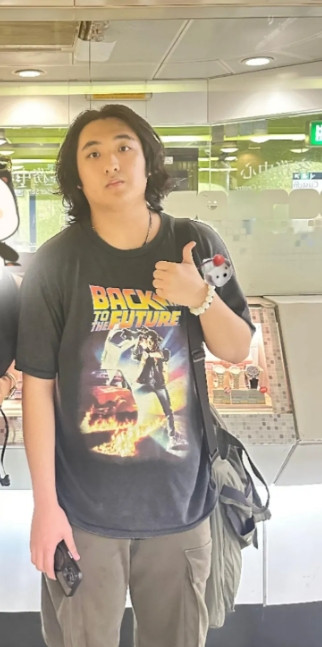 湾仔地铁站偶遇费曼！网友在香港坐地铁时遇到吴镇宇儿子，费曼的头发越留越长了，近照