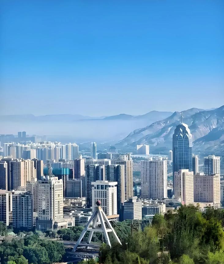 如果我要去避暑的话，一定会首选西宁。你知道这是为啥吗？因为之前夏天去过一次西宁，