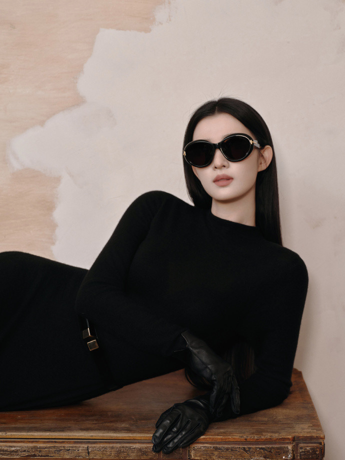 王楚然黑月光降维打击看到王楚然这黑月光造型，我直接被狠狠拿捏！黑色长裙凸显清冷