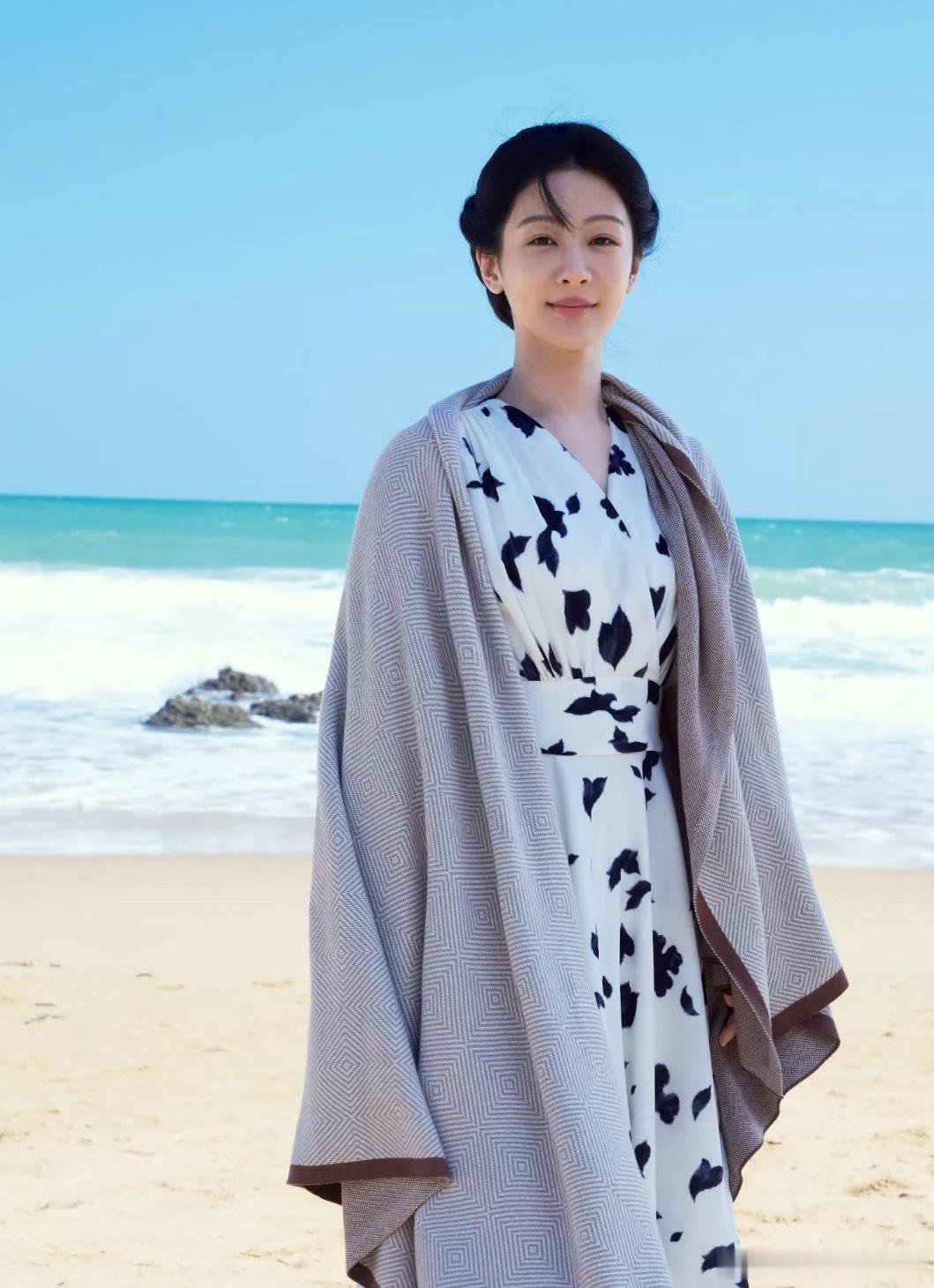 杨紫最新物料，这应该是中年董竹君